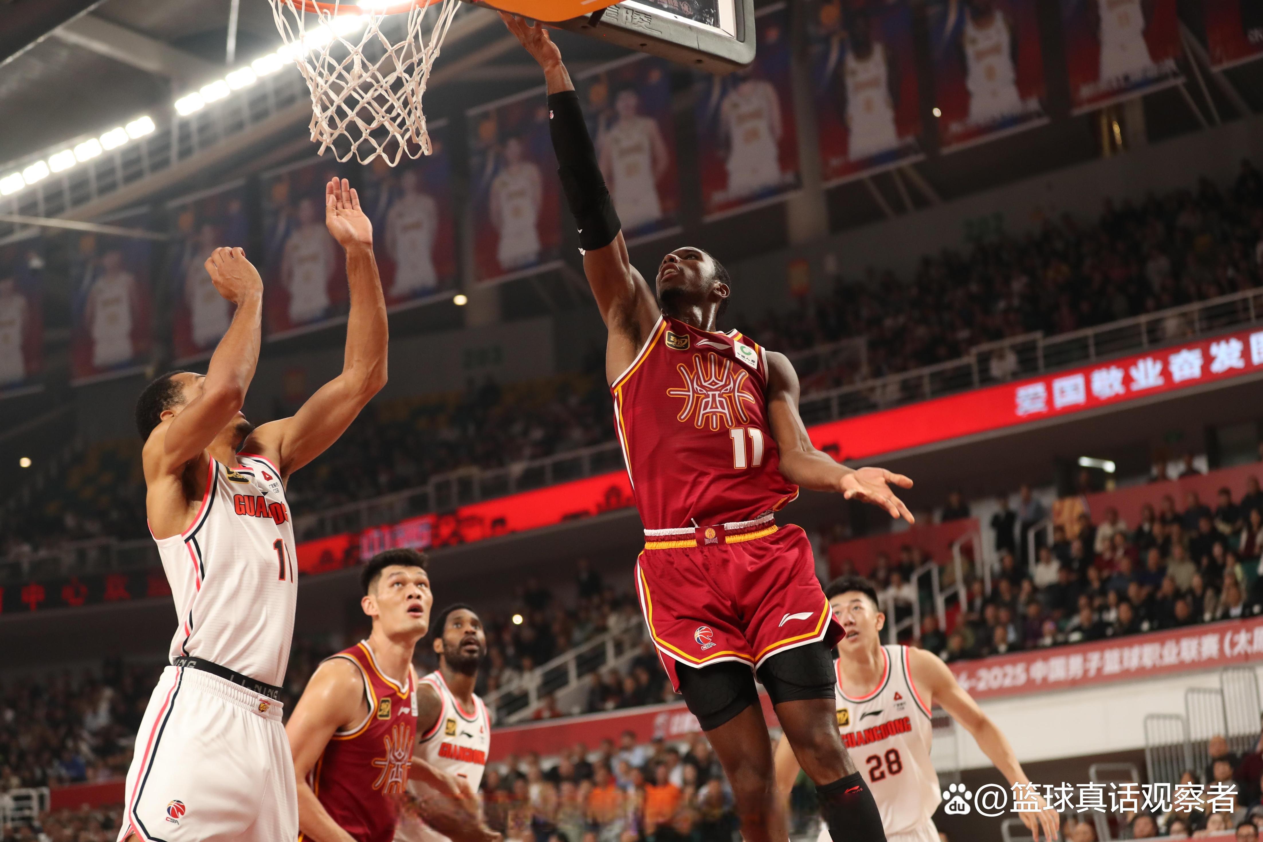 奋战一线！职业篮球赛事迎来紧张对决