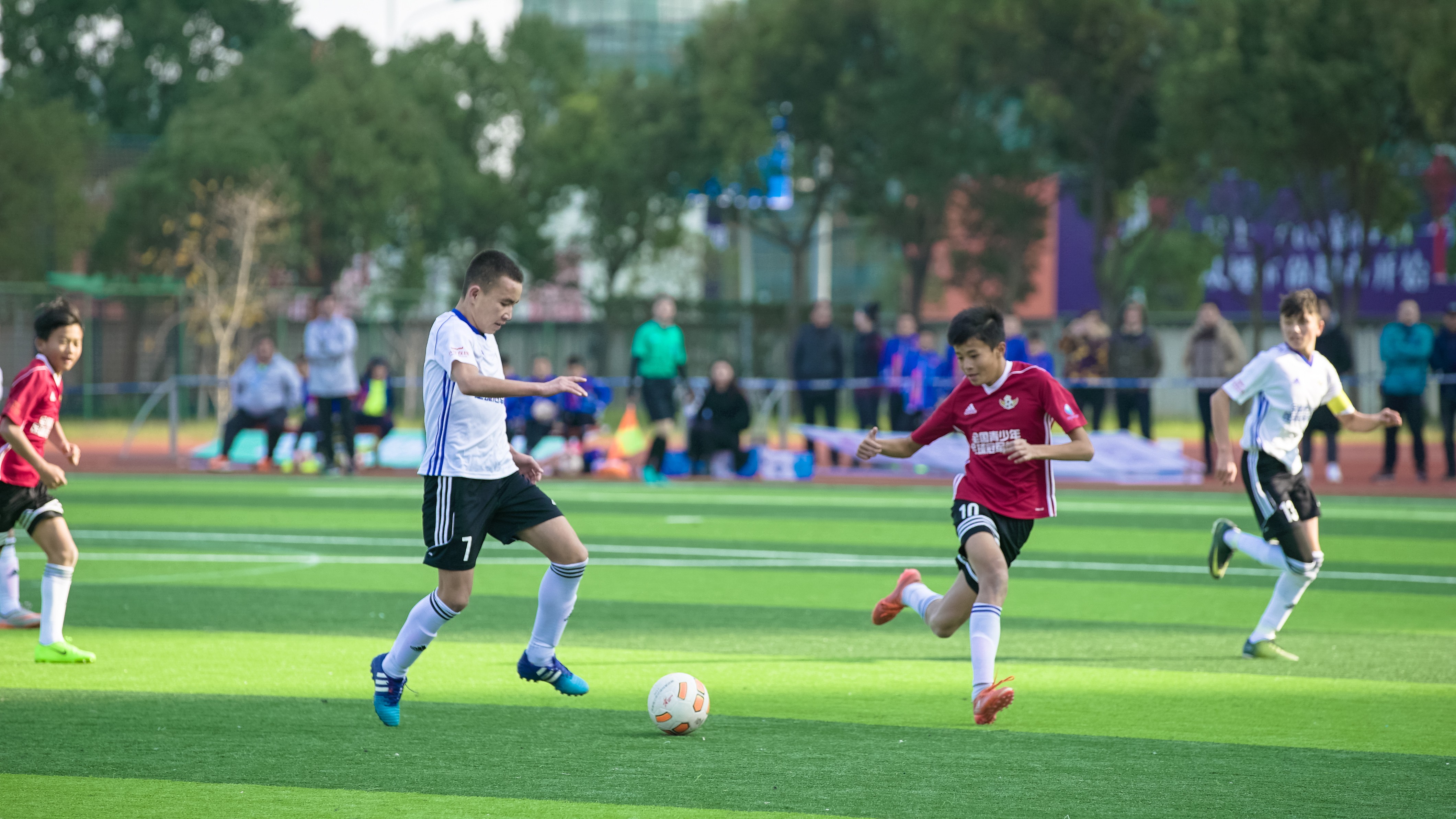 欧洲U比赛开幕,年轻球员展现技术特点 欧洲U比赛开幕,年轻球员展现技术特点