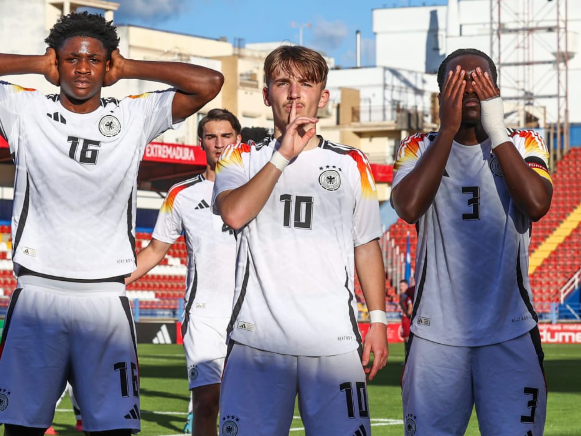 包含欧预赛关键时刻强强对话,谁将笑到最后?的词条 包含欧预赛关键时刻强强对话,谁将笑到最后?的词条