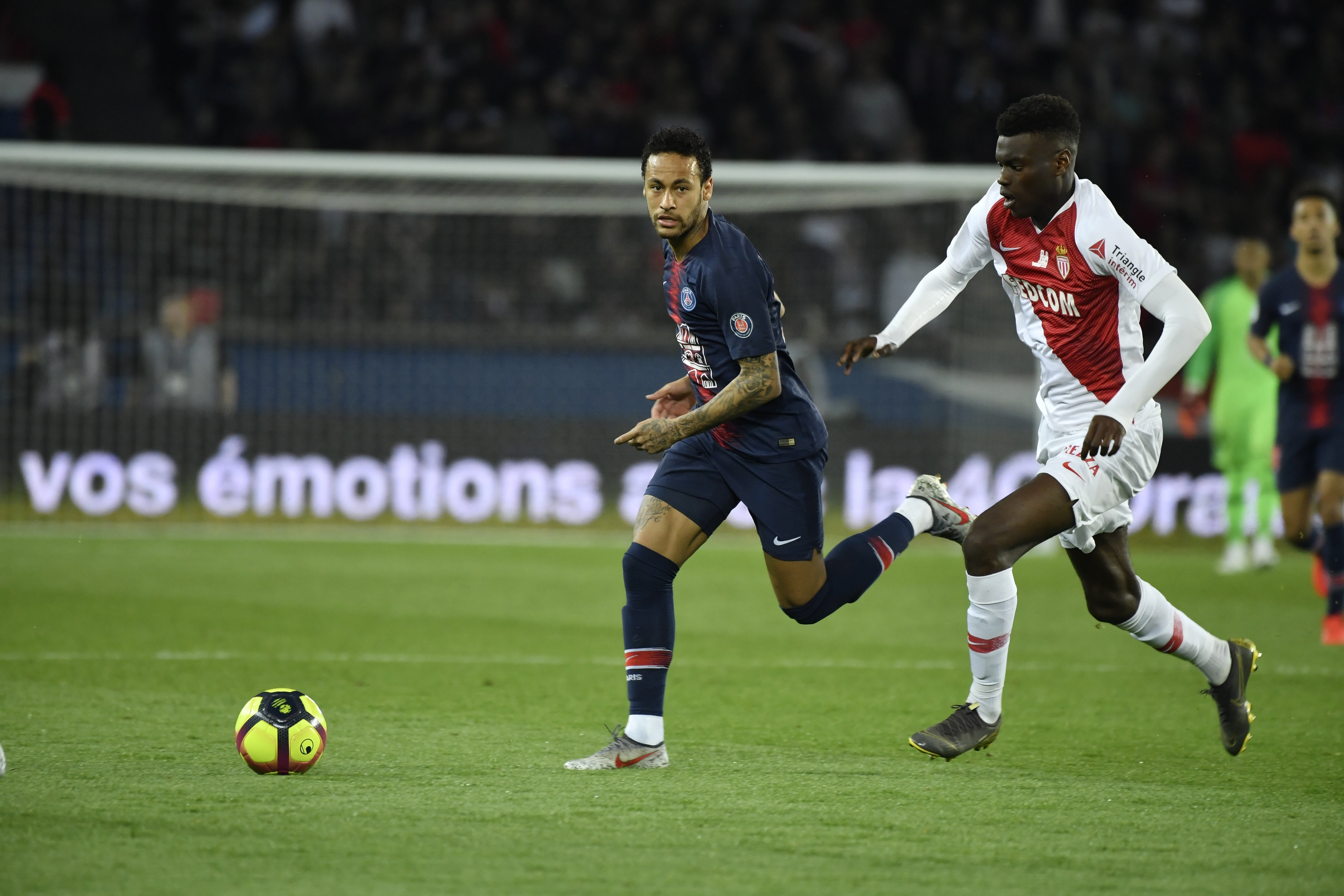 关于巴黎圣日耳曼击败马赛,提前两轮夺得法甲冠军的信息 关于巴黎圣日耳曼击败马赛,提前两轮夺得法甲冠军的信息