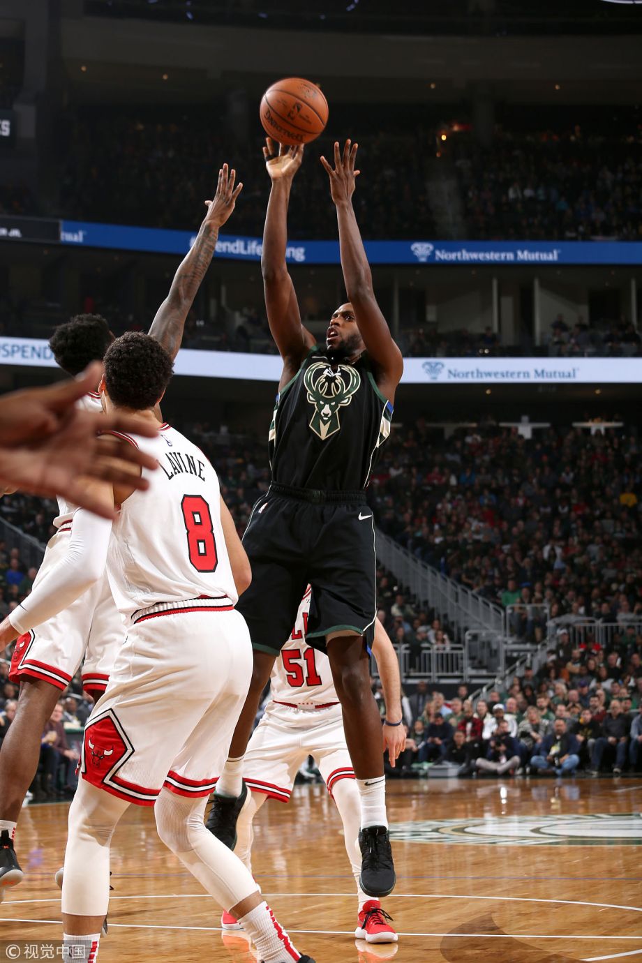 雄鹿逆转公牛,取得胜利 雄鹿逆转公牛,取得胜利