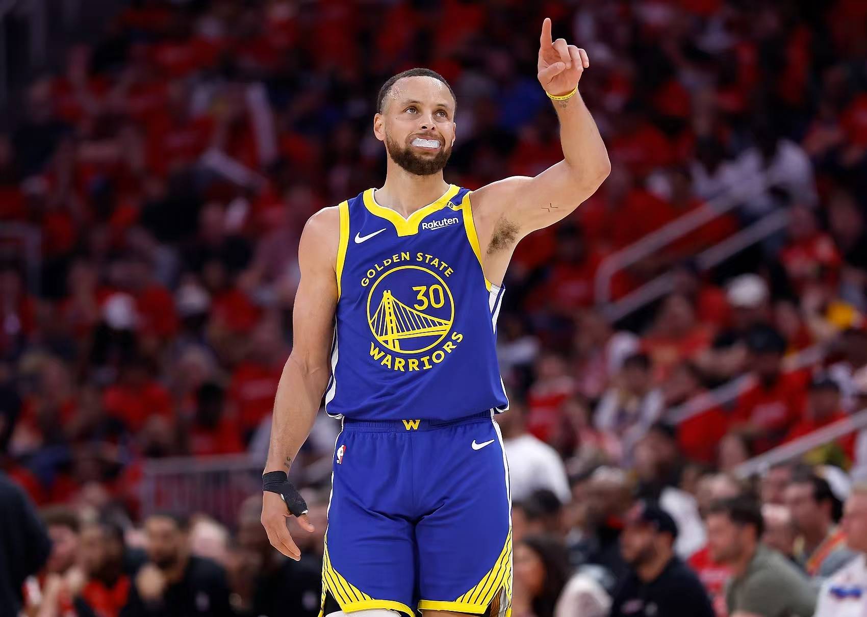 勇士主场告捷掘金,球队反击力得到提升 勇士主场告捷掘金,球队反击力得到提升