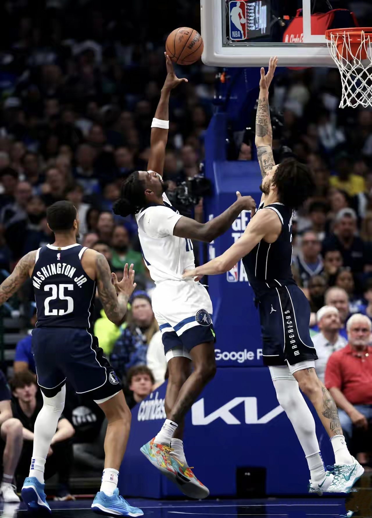 独行侠大胜鹈鹕,唐斯暴扣惊艳球迷 独行侠大胜鹈鹕,唐斯暴扣惊艳球迷